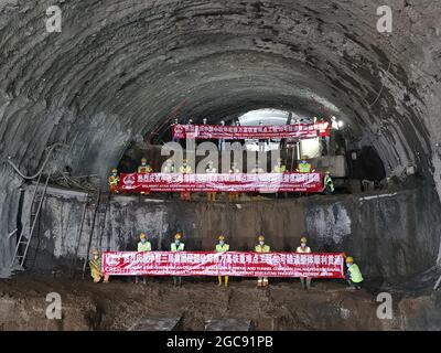 Giacarta. 7 agosto 2021. I membri dello staff celebrano il drill-through del tunnel n. 10 della Ferrovia ad alta velocità di Jakarta-Bandung (HSR) nella Regency di West Bandung, provincia di West Java, Indonesia, 6 agosto 2021. Il tunnel n. 10 dell'HSR di Giacarta-Bandung in Indonesia è stato completato, ha detto l'operatore ferroviario sabato. Credit: Xinhua/Alamy Live News Foto Stock