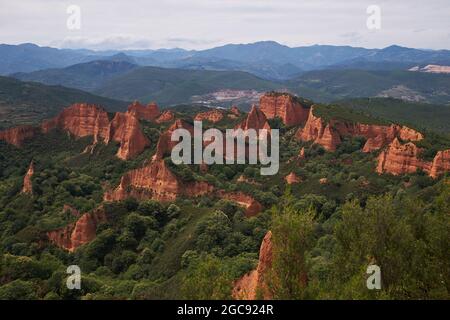 Vista panoramica aerea - Paesaggio spettacolare di Las Medulas - Patrimonio dell'Umanità dell'UNESCO, storico sito minerario dell'oro - il più grande open-pit dell'intero Impero Romano Foto Stock