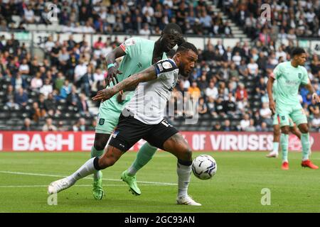 DERBY, REGNO UNITO. IL 7 AGOSTO il Colin Kazim-Richards della contea di Derby scudi la palla durante la partita del campionato Sky Bet tra la contea di Derby e la città di Huddersfield al Pride Park, Derby sabato 7 agosto 2021. (Credit: Jon Hobley | MI News) Credit: MI News & Sport /Alamy Live News Foto Stock