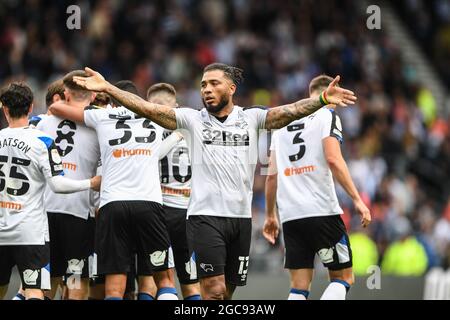 DERBY, REGNO UNITO. IL 7 AGOSTO il Colin Kazim-Richards della contea di Derby festeggia dopo che Curtis Davies della contea di Derby ha segnato un gol per renderlo 1-0 durante la partita del campionato Sky Bet fra la contea di Derby e la città di Huddersfield al Pride Park, Derby sabato 7 agosto 2021. (Credit: Jon Hobley | MI News) Credit: MI News & Sport /Alamy Live News Foto Stock