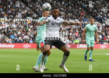 DERBY, REGNO UNITO. IL 7 AGOSTO il Colin Kazim-Richards della contea di Derby scudi la palla durante la partita del campionato Sky Bet tra la contea di Derby e la città di Huddersfield al Pride Park, Derby sabato 7 agosto 2021. (Credit: Jon Hobley | MI News) Credit: MI News & Sport /Alamy Live News Foto Stock