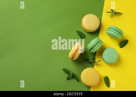 Concetto di dessert gustoso con macaron su sfondo a due tonalità Foto Stock