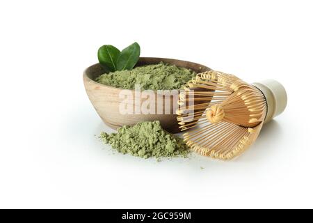 Accessori per tè con polvere di matcha isolata su sfondo bianco Foto Stock