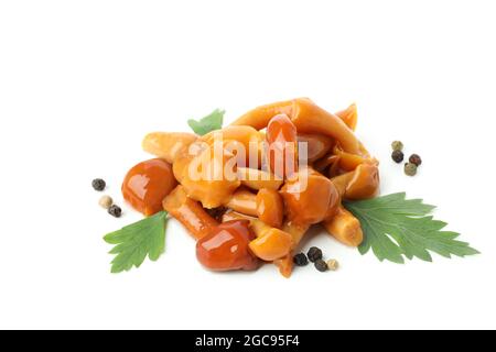Gustosi funghi marinati isolati su sfondo bianco Foto Stock