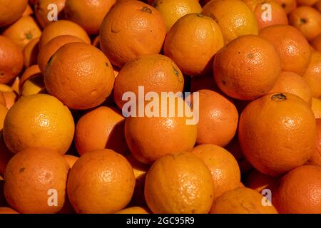 arance biologiche in un mercato di strada Foto Stock