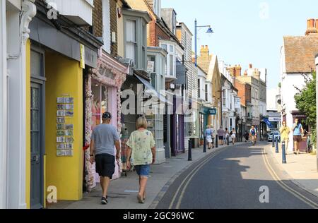 Negozi indipendenti sulla graziosa Harbour Street, sulla costa Whitstable, nel nord Kent, Regno Unito Foto Stock