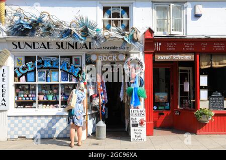 Negozi e caffè indipendenti sulla graziosa Harbour Street, sulla costa Whitstable, nel nord Kent, Regno Unito Foto Stock