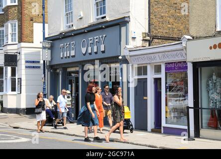 Negozi su Pretty Harbour Street, sulla costa Whitstable, nel nord del Kent, Regno Unito Foto Stock