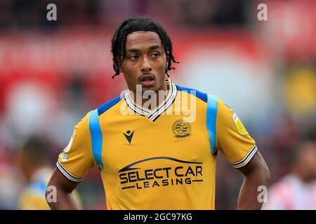 Stoke on Trent, Regno Unito. 07 agosto 2021. Femi Azeez n. 30 di Reading a Stoke-on-Trent, Regno Unito, il 8/7/2021. (Foto di Conor Molloy/News Images/Sipa USA) Credit: Sipa USA/Alamy Live News Foto Stock