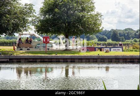 Barche da diporto sul fiume Tamigi a Days Lock vicino a Dorchester sul Tamigi Oxfordshire Foto Stock