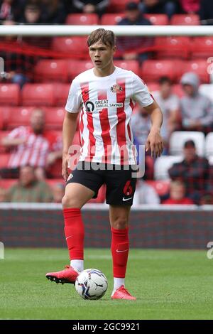 SUNDERLAND, REGNO UNITO. 7 AGOSTO Callum Doyle of Sunderland in azione durante la partita Sky Bet League 1 tra Sunderland e Wigan Athletic allo Stadio di luce, Sunderland sabato 7 agosto 2021. (Credit: Will Matthews | MI News) Credit: MI News & Sport /Alamy Live News Foto Stock