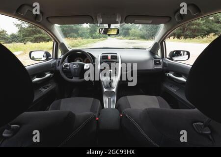 Dnipro, Ucraina - 30 luglio 2021: Toyota Auris 2012 colore argento. Abitacolo della vettura Foto Stock