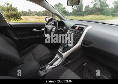 Dnipro, Ucraina - 30 luglio 2021: Toyota Auris 2012 colore argento. Abitacolo della vettura Foto Stock