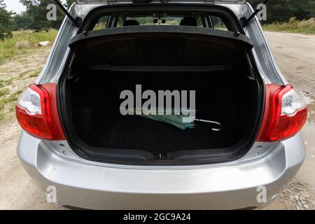 Auto color argento con bagagliaio aperto Foto Stock