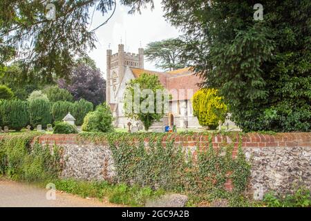 La chiesa parrocchiale di Santa Maria la Vergine nel villaggio di Hambleden Buckinghamshire Inghilterra Foto Stock