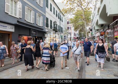 La gente cammina lungo la strada principale dello shopping a Gibilterra Foto Stock