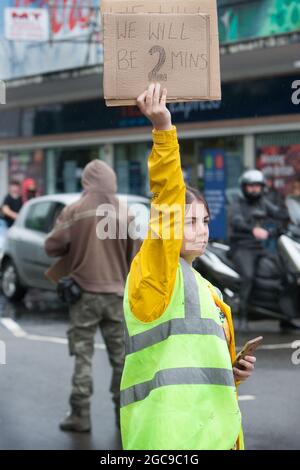 Cambridge, Regno Unito. 07 agosto 2021. Durante la manifestazione un protestore tiene un cartello.gli attivisti della ribellione dell'estinzione hanno bloccato una strada principale a Cambridge a intervalli di cinque minuti al fine di fermare il traffico e di evidenziare gli eventi meteorologici estremi di quest'anno e il modo in cui il clima sta cambiando. Credit: SOPA Images Limited/Alamy Live News Foto Stock