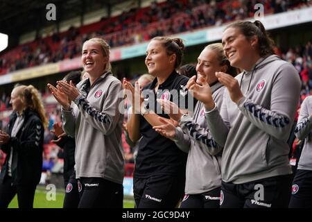 Charlton Athletic Women durante un giro d'onore a metà tempo durante lo Sky Bet Championship alla Valley, Londra. Data immagine: Sabato 7 agosto 2021. Foto Stock