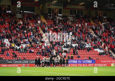 Charlton Athletic Women durante un giro d'onore a metà tempo durante lo Sky Bet Championship alla Valley, Londra. Data immagine: Sabato 7 agosto 2021. Foto Stock