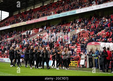 Charlton Athletic Women durante un giro d'onore a metà tempo durante lo Sky Bet Championship alla Valley, Londra. Data immagine: Sabato 7 agosto 2021. Foto Stock