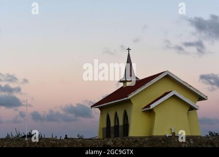 Alto Vista Cappella con cielo rosa e viola all'alba. Foto Stock