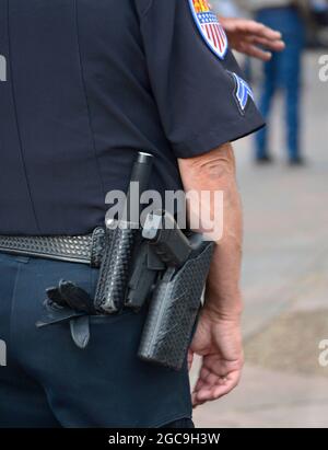 Un poliziotto pattugliano un parco pubblico a Santa Fe, New Mexico. Foto Stock