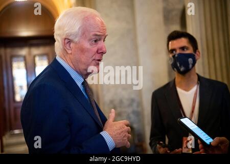 Il senatore degli Stati Uniti John Cornyn (repubblicano del Texas) parla con i giornalisti quando arriva alla Camera del Senato durante un voto al Campidoglio degli Stati Uniti a Washington, DC, sabato 7 agosto 2021. Credito: Rod Lammey/CNP /MediaPunch Foto Stock