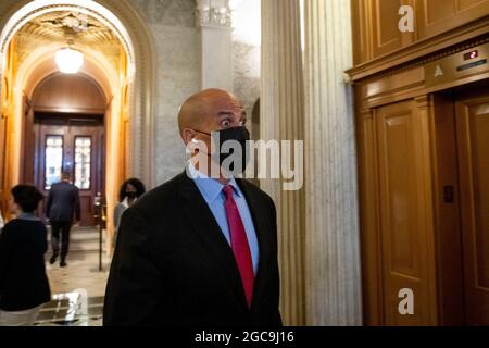 Il senatore degli Stati Uniti Cory Booker (democratico del New Jersey) esce dalla camera del Senato durante un voto al Campidoglio degli Stati Uniti a Washington, DC, Sabato, 7 agosto 2021. Credito: Rod Lammey/CNP /MediaPunch Foto Stock