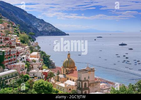 Costiera Amalfitana (Costiera Amalfitana): Vista panoramica della città di Positano in Italia (Campania). Foto Stock