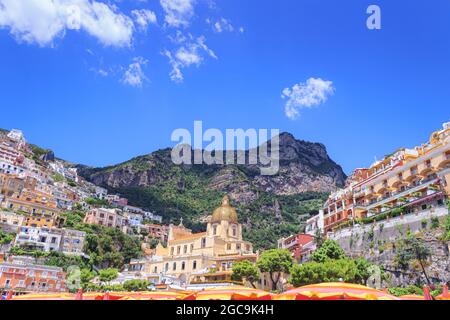 Costiera Amalfitana (Costiera Amalfitana): Vista panoramica della città di Positano in Italia (Campania). Foto Stock