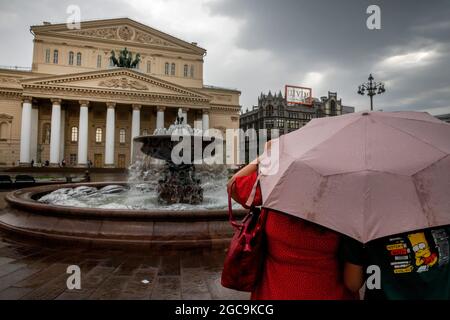 Mosca, Russia. 7 agosto 2021 Vista del Teatro Bolshoi Accademico di Stato Opera e Balletto durante la pioggia pesante nel centro della città di Mosca, Russia Foto Stock
