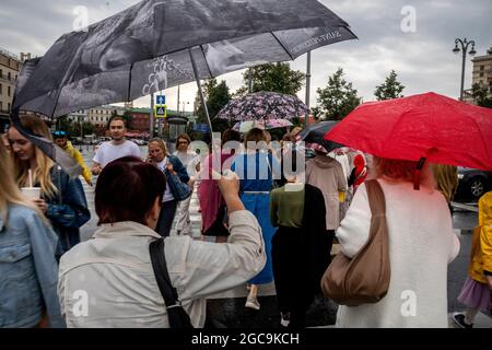 Mosca, Russia. 7 agosto, 2021 persone attraversano un incrocio sotto la pioggia battente nel centro di Mosca, Russia Foto Stock
