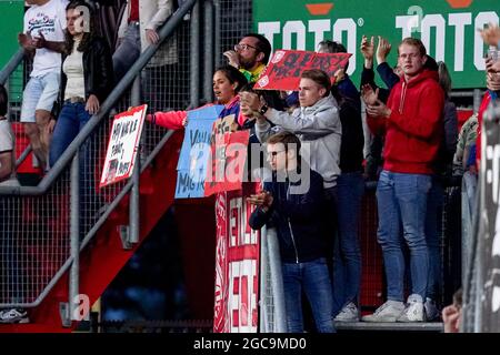 ENSCHEDE, PAESI BASSI - 7 AGOSTO: Tifosi, sostenitori del FC Twente durante il preseason friendly Match tra FC Twente e SS Lazio a De Grolsch veste il 7 agosto 2021 a Enschede, Paesi Bassi (Foto di René Nijhuis/Orange Pictures) Foto Stock