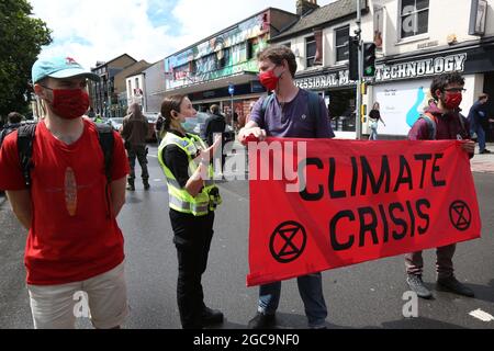 Cambridge, Regno Unito. 07 agosto 2021. I manifestanti hanno un banner che dice crisi climatica durante la dimostrazione.gli attivisti della ribellione estinzione hanno bloccato una strada principale a Cambridge in cinque minuti di intervalli per fermare il traffico ed evidenziare gli eventi meteorologici estremi di quest'anno e il modo in cui il clima sta cambiando. (Foto di Martin Pope/SOPA Images/Sipa USA) Credit: Sipa USA/Alamy Live News Foto Stock