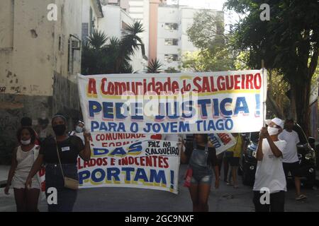 Rio de Janeiro, Rio de Janeiro, Brasile. 7 agosto 2021. (INT) passeggiata per la Pace a Rio de Janeiro. 7 agosto 2021, Rio de Janeiro, Brasile: I manifestanti camminano per la pace in un atto intitolato ''Rio de Janeiro wants peace'', nella comunità di Salgueiro, nel quartiere di Tijuca, a Rio de Janeiro, sabato (7) (Credit Image: © Jose Lucena/TheNEWS2 via ZUMA Press Wire) Foto Stock