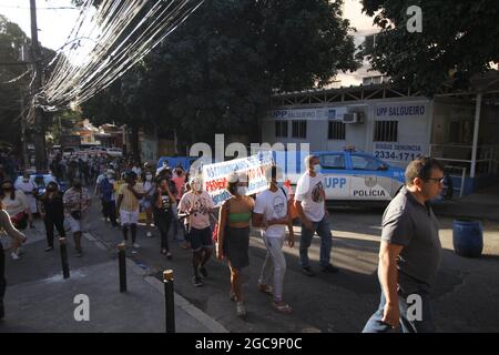 Rio de Janeiro, Rio de Janeiro, Brasile. 7 agosto 2021. (INT) passeggiata per la Pace a Rio de Janeiro. 7 agosto 2021, Rio de Janeiro, Brasile: I manifestanti camminano per la pace in un atto intitolato ''Rio de Janeiro wants peace'', nella comunità di Salgueiro, nel quartiere di Tijuca, a Rio de Janeiro, sabato (7) (Credit Image: © Jose Lucena/TheNEWS2 via ZUMA Press Wire) Foto Stock