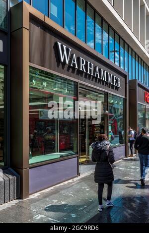 Warhammer Store su Tottenham Court Road nel centro di Londra. Warhammer è un marchio di Games Workshop Group, fondato nel 1975. Officina Giochi Warhammer Shop. Foto Stock