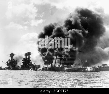 Navi da battaglia che bruciano a Pearl Harbor il 7 dicembre 1941, Hawaii, USA. Da L. a R. USS Arizona, USS Tennessee, e USS West Virginia. Foto Stock