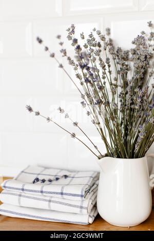 Cucina in stile rustico e fiori di lavanda Foto Stock