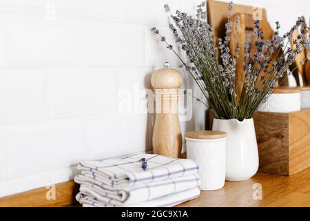 Cucina in stile rustico e fiori di lavanda Foto Stock