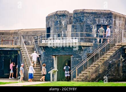 I visitatori esplorano Battery Duportail a Fort Morgan, 31 luglio 2021, a Gulf Shores, Alabama. Foto Stock
