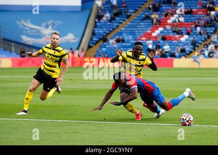 Londra, Regno Unito. 07 agosto 2021. Wilfried Zaha di Crystal Palace scende con Jeremy Ngakia di Watford vicino durante la partita amichevole pre-stagione tra Crystal Palace e Watford a Selhurst Park, Londra, Inghilterra il 7 agosto 2021. Foto di Carlton Myrie. Solo per uso editoriale, è richiesta una licenza per uso commerciale. Nessun utilizzo nelle scommesse, nei giochi o nelle pubblicazioni di un singolo club/campionato/giocatore. Credit: UK Sports Pics Ltd/Alamy Live News Foto Stock