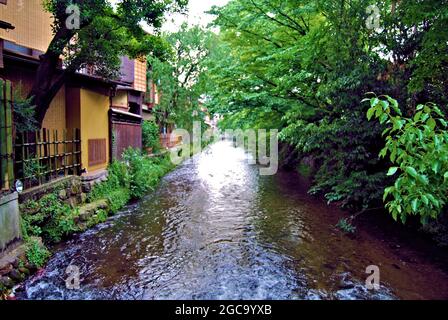 Un angolo tranquillo del canale di Shirakawa, Kyoto, Giappone Foto Stock
