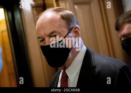 Washington, Stati di Vereinigte. 07 agosto 2021. Il senatore degli Stati Uniti Richard Shelby (repubblicano dell'Alabama), esce dalla camera del Senato durante un voto al Campidoglio degli Stati Uniti a Washington, DC, Sabato, 7 agosto 2021. Credit: Rod Lamkey/CNP/dpa/Alamy Live News Foto Stock