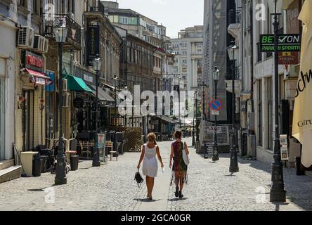 Bucarest, Romania - 02 agosto 2021: Via Selari, una strada in stile antico con case con una bella architettura dove si trovano bar, negozi e ristoranti Foto Stock