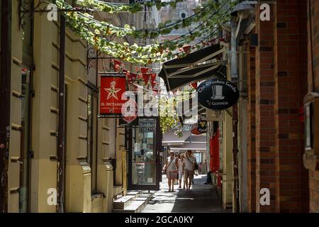 Bucarest, Romania - 02 agosto 2021: Ingresso Nicolae Selari, una strada in stile antico con case con bella architettura dove bar, negozi e resta Foto Stock