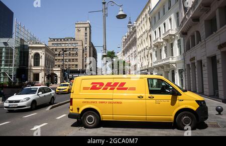 Bucarest, Romania - 02 agosto 2021 un furgone giallo DHL è parcheggiato vicino alla pista ciclabile di Calea Victoriei, a Bucarest. Questa immagine è per edito Foto Stock