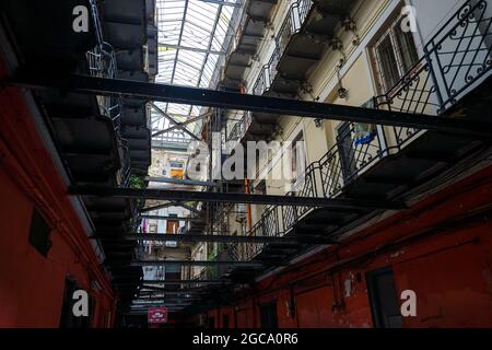 Bucarest, Romania - 02 agosto 2021: Il passaggio inglese attraverso l'ex Hotel Inglese, costruito alla fine del 19 ° secolo su struttura metallica, che f Foto Stock