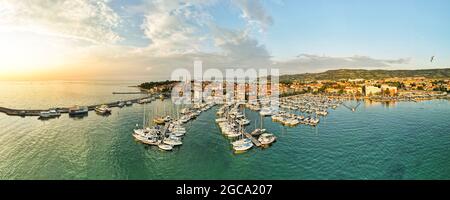 Vista panoramica aerea di Izola e del Mare Adriatico in Slovenia al tramonto. Foto Stock