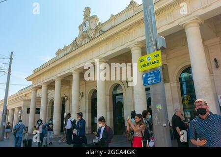 Montpellier, Francia, stazione ferroviaria SNCF, Gare Saint-Roch, persone, Fronte dell'edificio Foto Stock